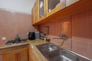 Kühlschrank, Mikrowelle, Ofen, Herdplatte