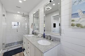 Shower, hair dryer, towels, soap - Cape Escape on the Water / Heated Pool (Cape Coral)