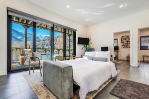 办公桌、熨斗/熨衣板、旅行婴儿床、WiFi