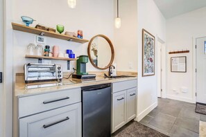 Kühlschrank, Wasserkocher mit Kaffee-/Teezubehör, Toaster, Hochstuhl