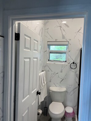 Douche, sèche-cheveux, serviettes fournies, savon