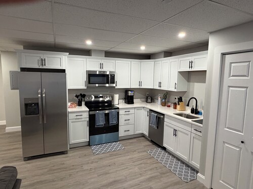 Brand-new & modern 2 bedrooms and 1.5 baths apt.