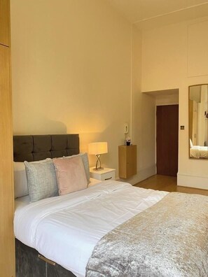 Iron/ironing board, WiFi - Paddington Studios by PrimeCityHosts SA (Greater London)