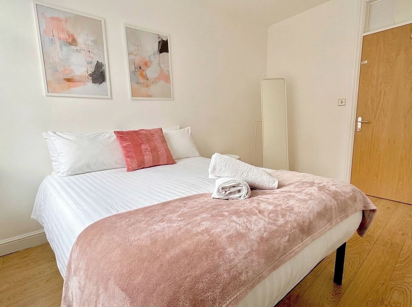 2 bedrooms, iron/ironing board, WiFi