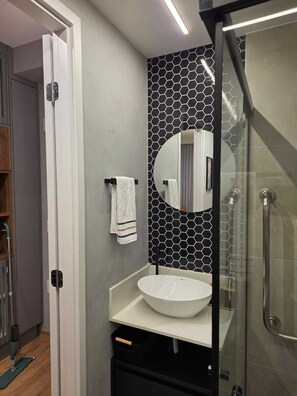 Haartrockner, Handtücher, Seife, Toilettenpapier