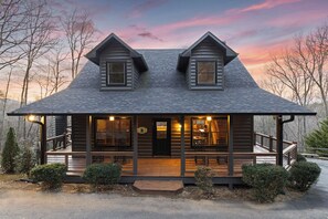 Exterior - LUX Mountain View Cabin~Firepit~Hottub~Pool table~Close to DT Blue Ridge (Blue Ridge)