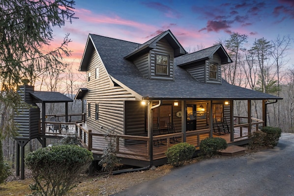 Exterior - LUX Mountain View Cabin~Firepit~Hottub~Pool table~Close to DT Blue Ridge (Blue Ridge)
