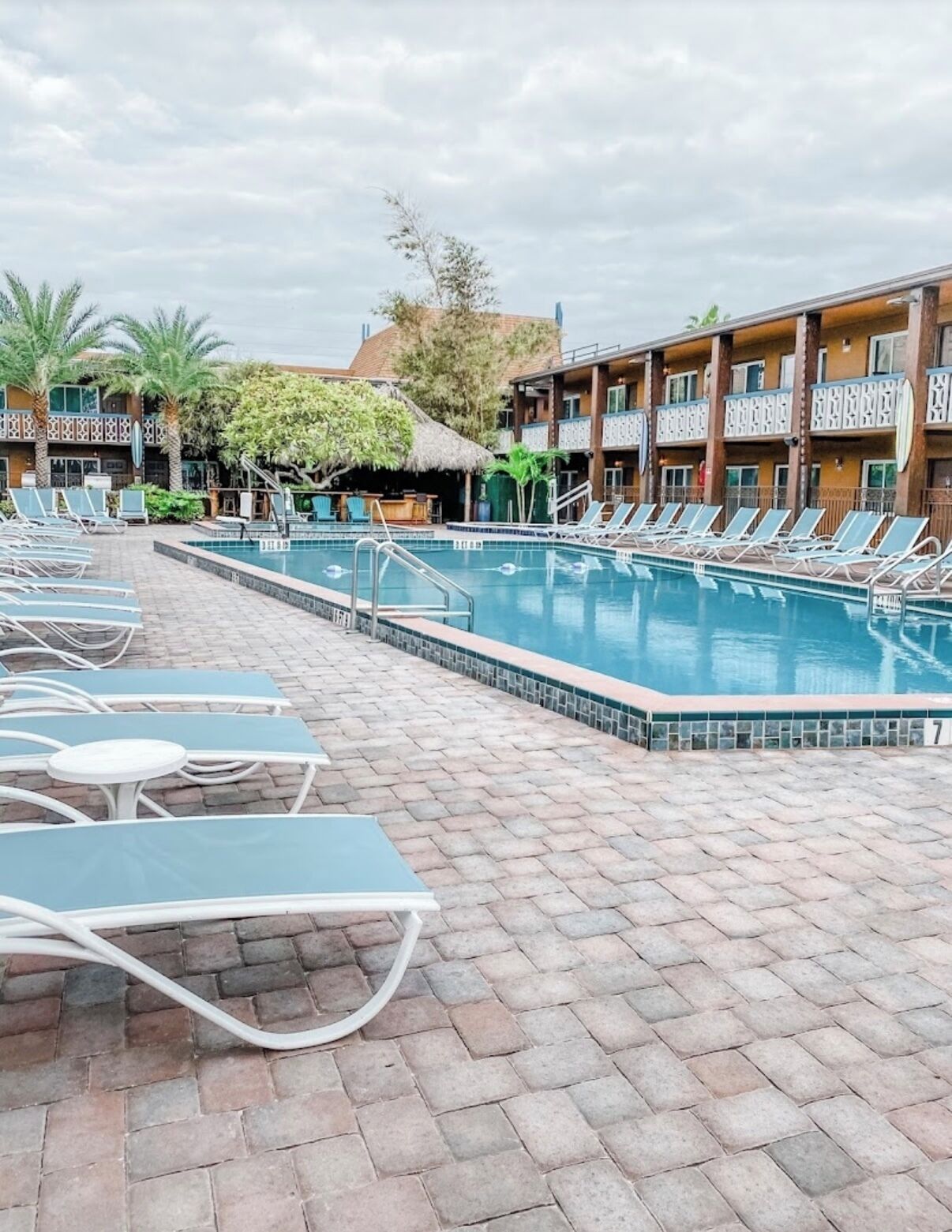 Perhehuoneisto, parveke, järvinäköala | Uima-allas | 7 ulkouima-allasta