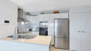 Fridge, microwave, stovetop, dishwasher