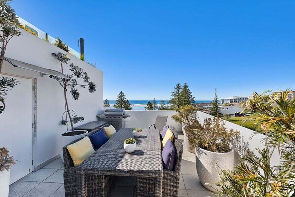 Outdoor dining - Sunset Rooftop BBQs & Pool | Stylish Stay in The Entrance (The Entrance)