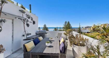 Sunset Rooftop BBQs & Pool | Stylish Stay in The Entrance