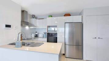 Fridge, microwave, stovetop, dishwasher