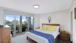 Iron/ironing board, bed sheets