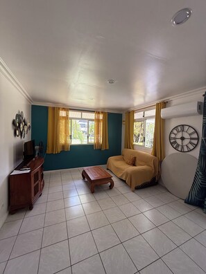 Living area - Vahine Ori Lodge (Tumaraa)