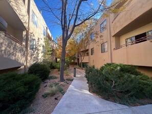 Property grounds - Impeccably and Cozy 2 BR Condo in Heart of Santa Fe, NM, with Peloton (Santa Fe)