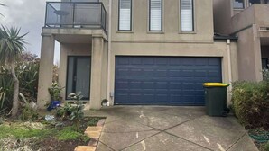 A modern two-story house with a balcony, a garage, and a well-maintained garden. - 3B parkview Sancatury Lake house for 6people &Wifi&Lake&golf&SPA (Point Cook)