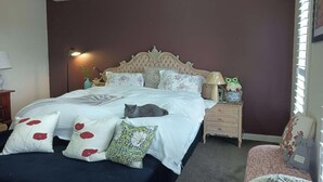A bedroom with a bed, bedside tables, a lamp, and a chair. - 3B parkview Sancatury Lake house for 6people &Wifi&Lake&golf&SPA (Point Cook)