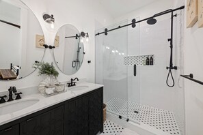 Shower - Creole Sisters - 2 central beautiful homes (Galveston)