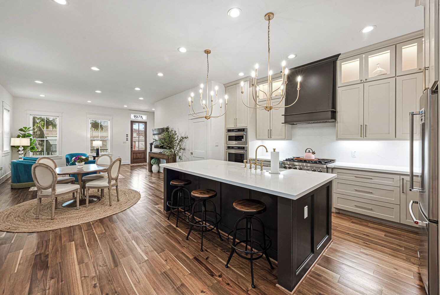 Een koelkast, een magnetron, een oven, een kookplaat