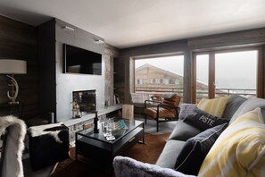 Una Smart TV, una chimenea