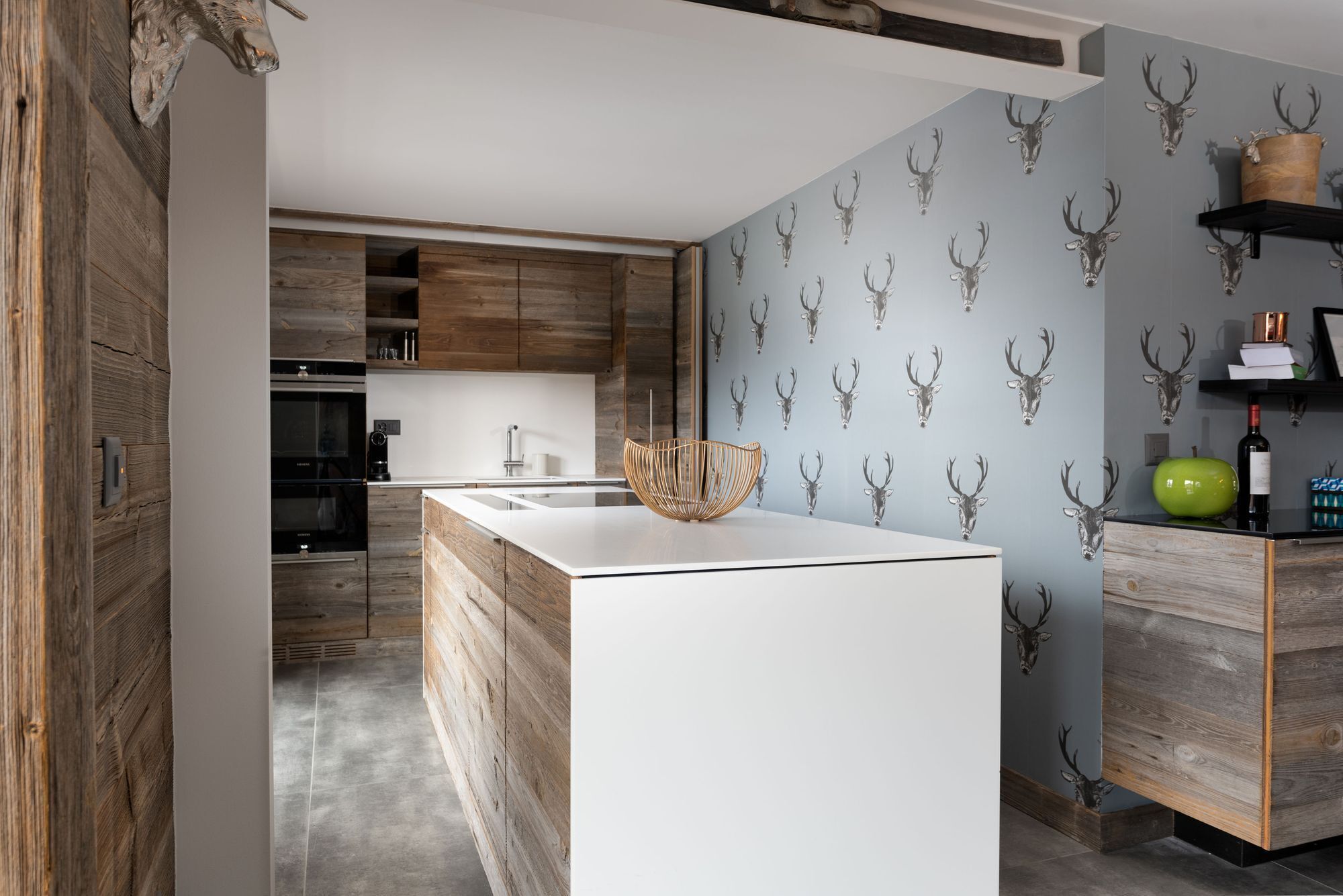 Frigorífico, lavavajillas, cafetera o tetera y mesa de comedor