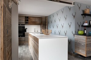 Réfrigérateur, lave-vaisselle, cafetière/bouilloire, tables à manger