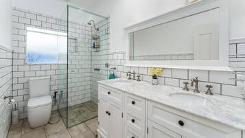 Dutxa, bidet, tovalloles i sabó