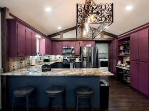 Four à micro-ondes, un four, surface de cuisson, lave-vaisselle