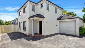 Exterior - Coastal Comfort BBQ Yard Pet Friendly Stay (Long Jetty)