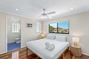 Iron/ironing board, bed sheets - Coastal Comfort | BBQ, Yard & Pet-Friendly Stay (Long Jetty)