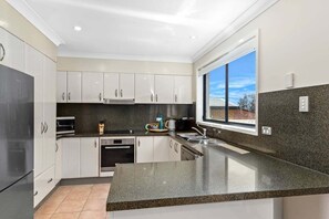 Fridge, microwave, stovetop, dishwasher - Coastal Comfort | BBQ, Yard & Pet-Friendly Stay (Long Jetty)