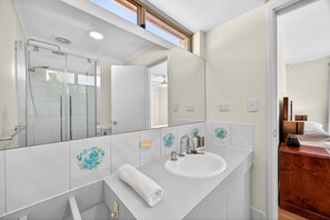 Shower, hair dryer, towels, shampoo - Spacious 4-Bed House with Private Garage (Dudley Park)
