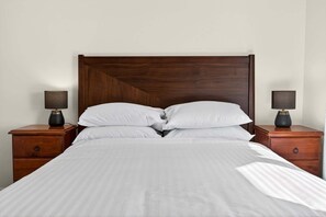 4 bedrooms, iron/ironing board, WiFi, bed sheets - Spacious 4-Bed House with Private Garage (Dudley Park)