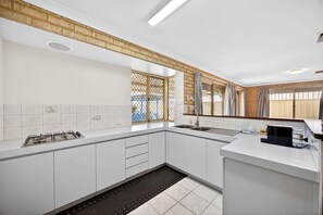 Fridge, microwave, oven, stovetop - Spacious 4-Bed House with Private Garage (Dudley Park)