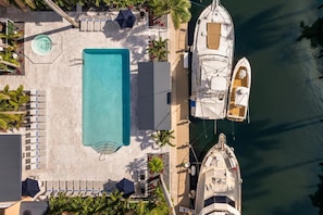 Pool - Take a 5 min. walk to the beach, park, restaurants, shopping and more! (Fort Lauderdale)