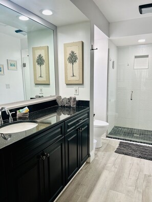 Ducha, secador de pelo, toallas y jabón