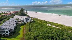 Une propriété située sur la côte, offrant une vue sur la plage, dotée d’une architecture moderne et entourée d’une végétation luxuriante.