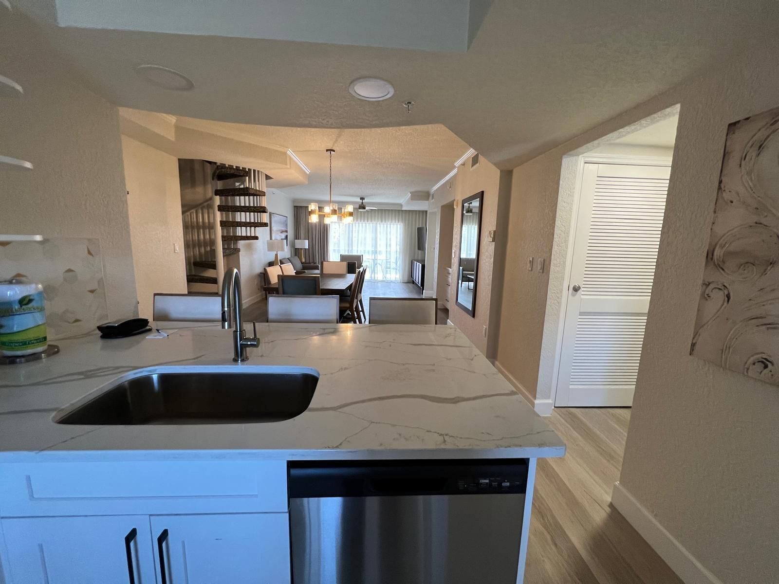 Microondas, horno, placa de cocina y lavavajillas