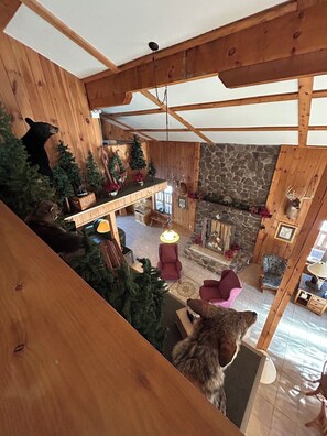 Interior - Secluded Woodland Lodge [Sleeps 10] Walking Trails + Fire Pit (Everett)