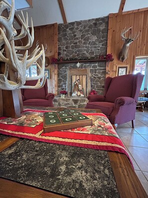 Interior - Secluded Woodland Lodge [Sleeps 10] Walking Trails + Fire Pit (Everett)