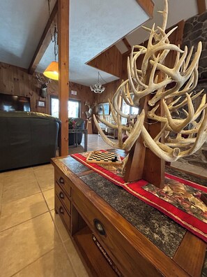 Interior - Secluded Woodland Lodge [Sleeps 10] Walking Trails + Fire Pit (Everett)