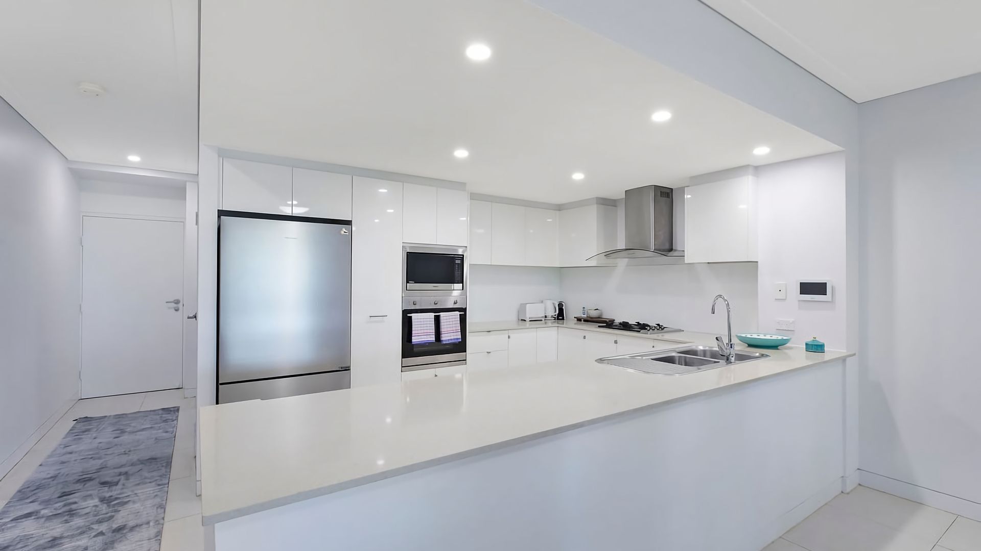 Micro-ondes, plaque de cuisson, lave-vaisselle, cafetière/bouilloire