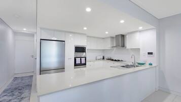 Micro-ondes, plaque de cuisson, lave-vaisselle, cafetiĂšre/bouilloire