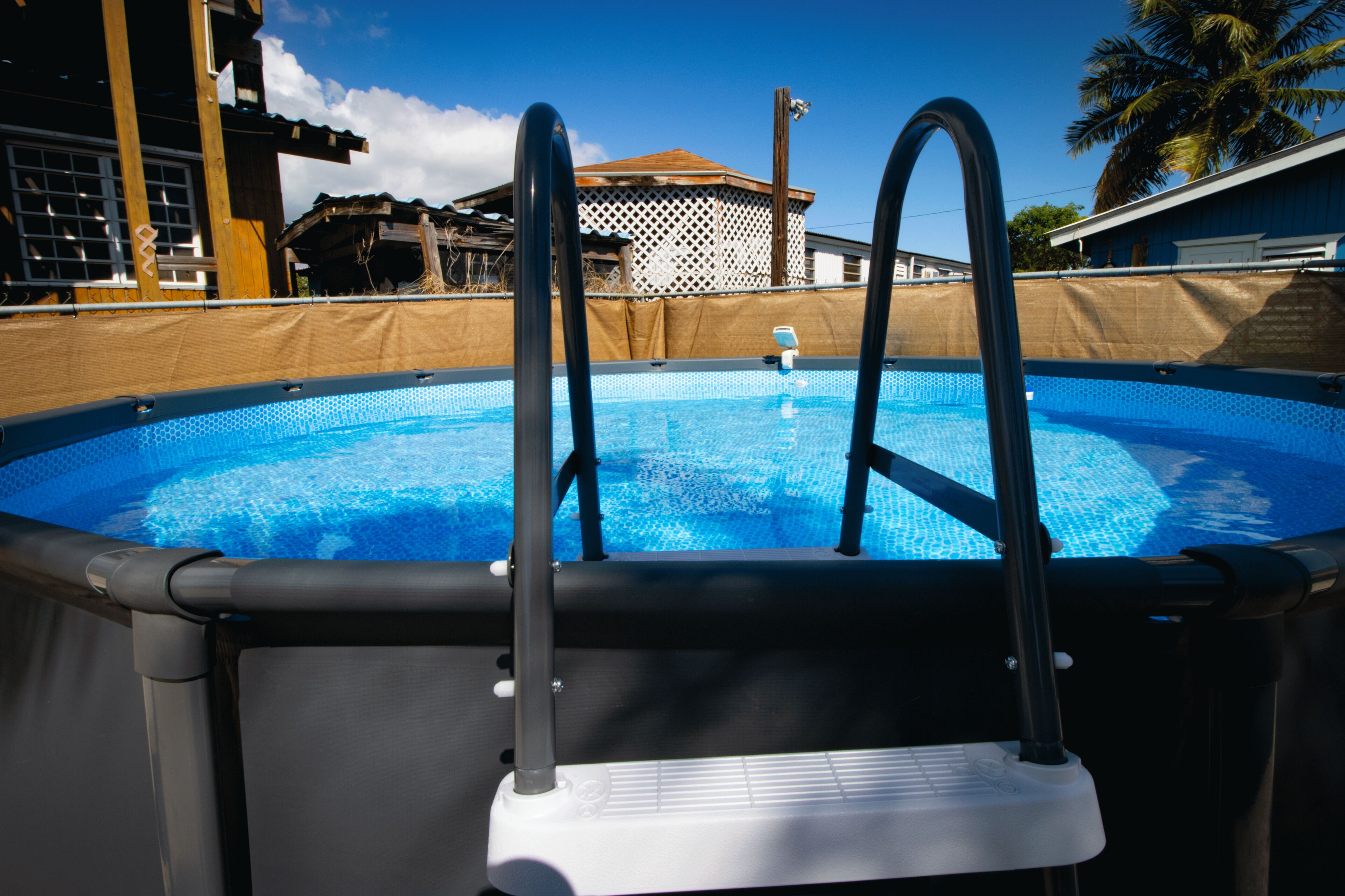 Alberca al aire libre, camas balinesas gratuitas y camastros 