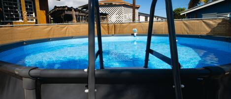 Alberca al aire libre, camas balinesas gratuitas y camastros