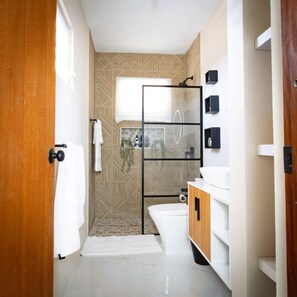 Nhà Cao cấp, cạnh bãi biển | Buồng tắm vòi sen