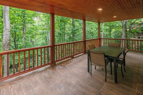 0.9 mile to App stadium, fairly newly built house, 5 bedrooms and 4 bathrooms.