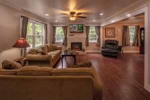 TV, fireplace - 0.9 mile to App stadium, fairly newly built house, 5 bedrooms and 4 bathrooms. (Boone)