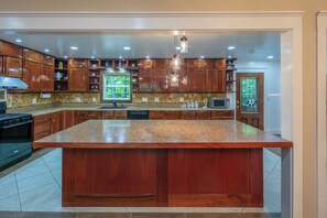 Oven, stovetop, dishwasher - 0.9 mile to App stadium, fairly newly built house, 5 bedrooms and 4 bathrooms. (Boone)