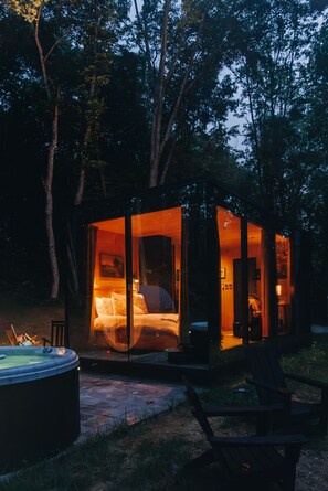 Terrace/patio - Romantic Mirrored Cabin w/ Hot Tub & Sauna on 17 Private Acres (New Plymouth)